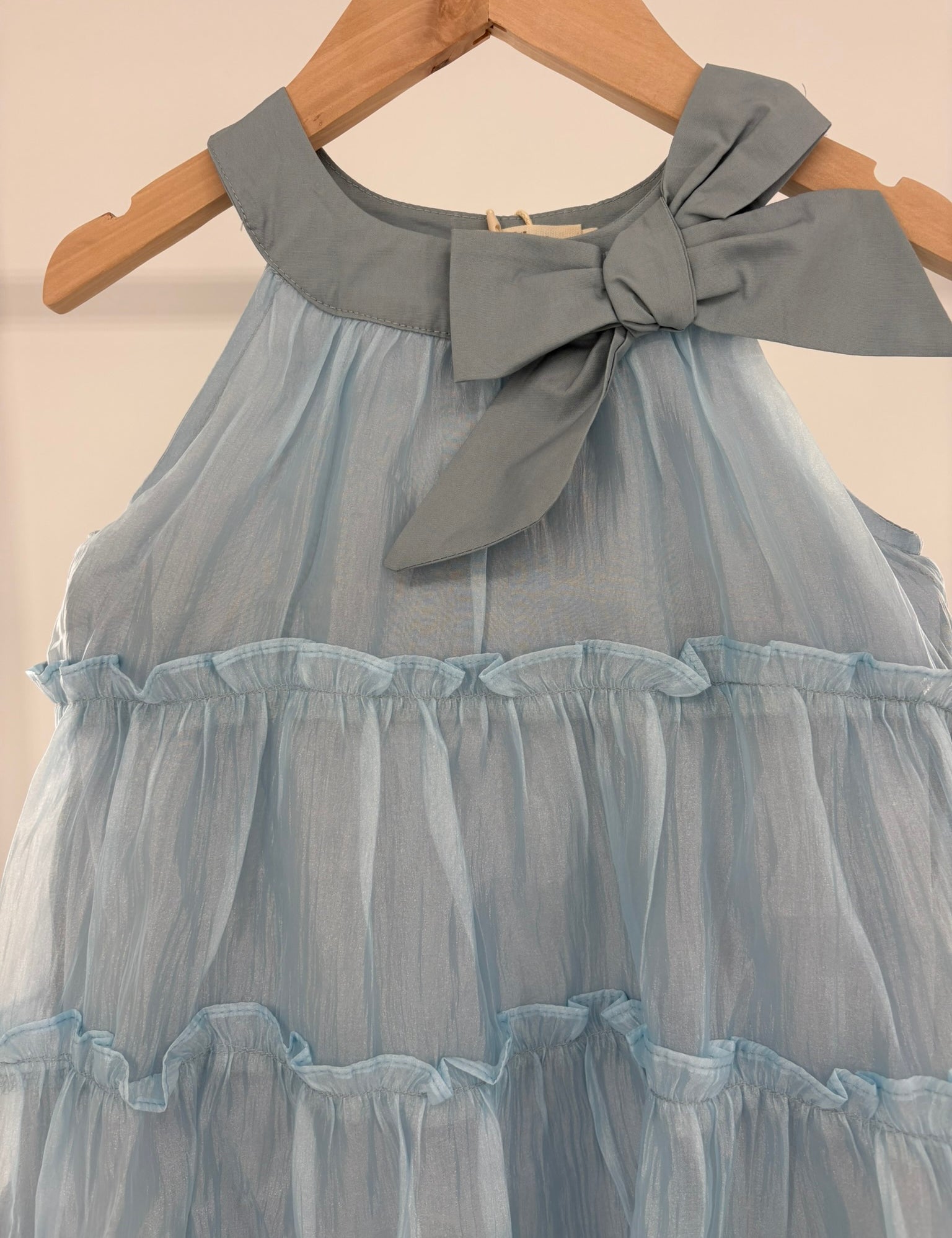 Hellblaues ärmelloses Tüllkleid mit Rüschen für Mädchen