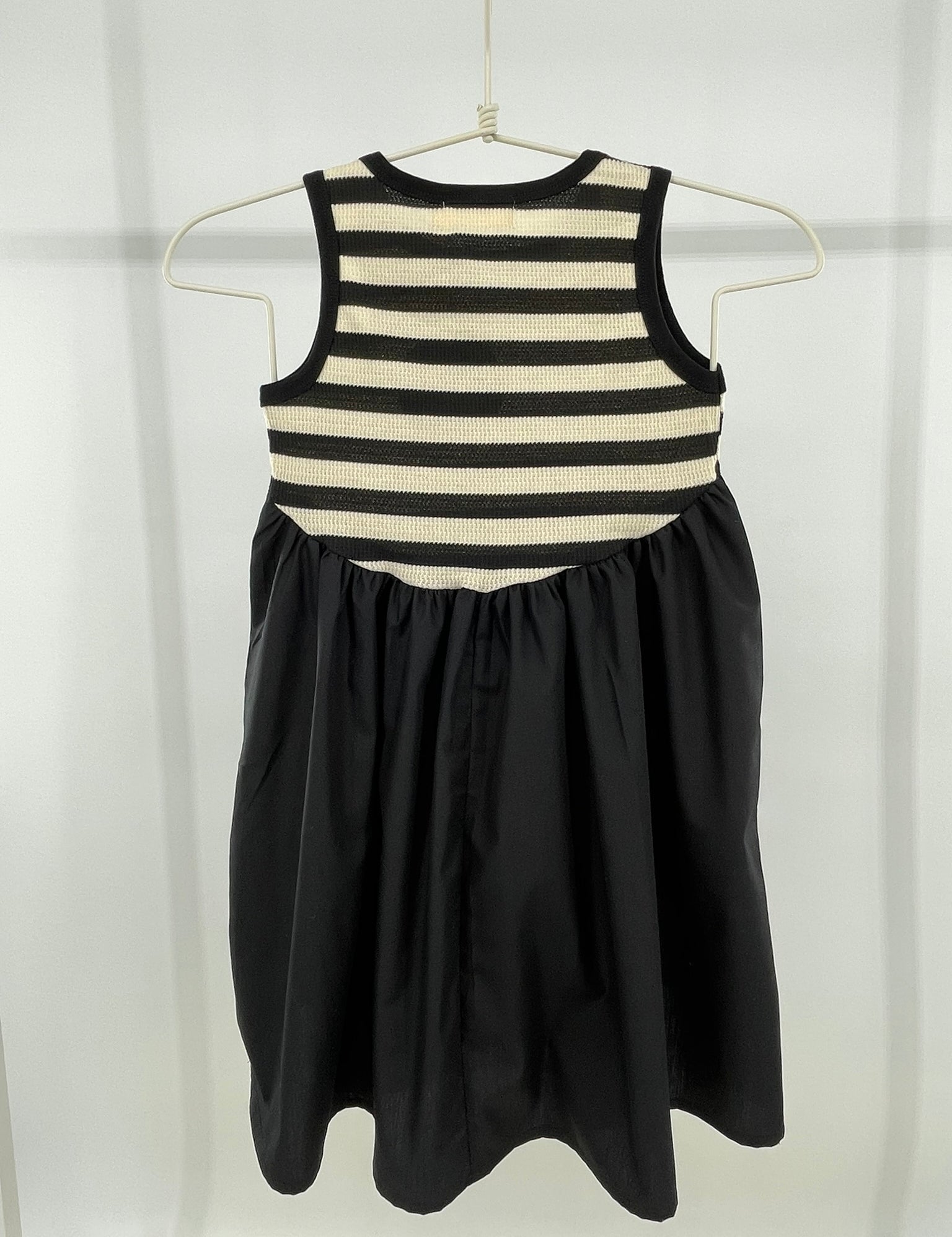 Ärmelloses Kleid mit gestreiftem Oberteil für Mädchen