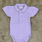 Baby Body Flieder im Polo-Stil für Mädchen