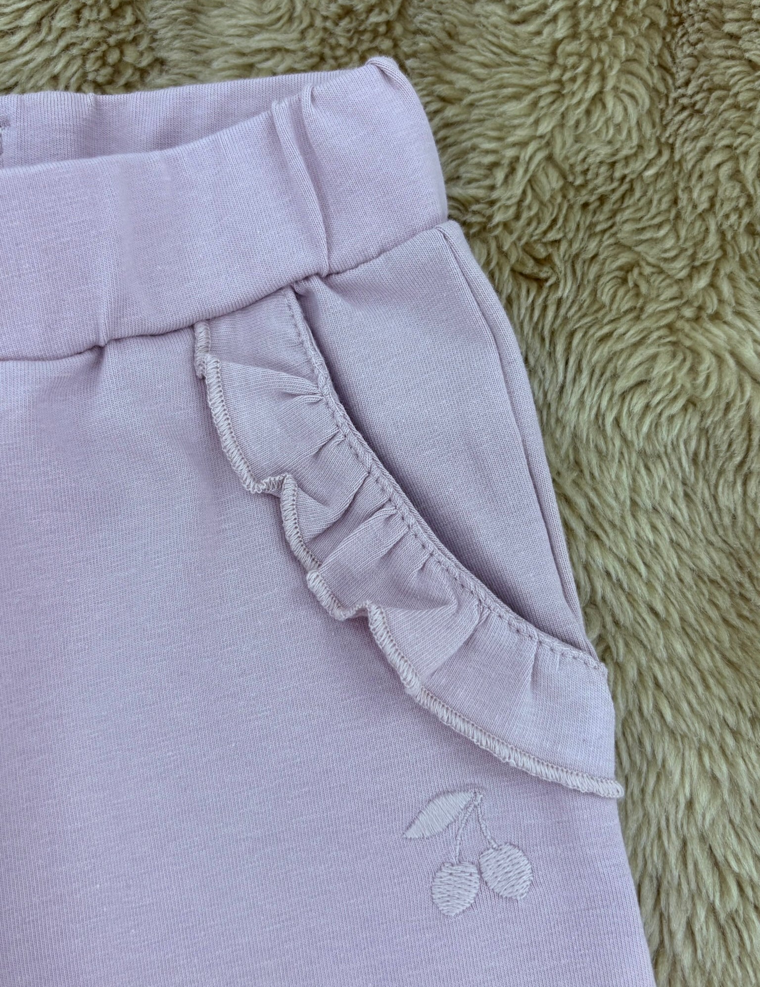 Baby Hose Flieder mit Rüschen für Mädchen