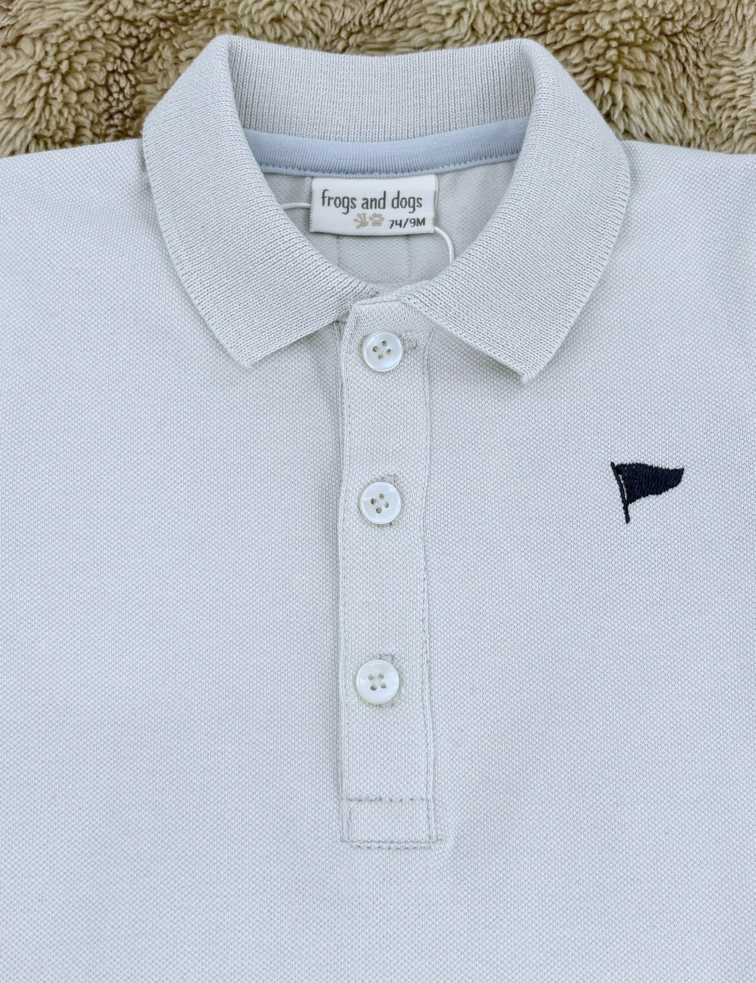 Polo Shirt Graublau mit Fahnen-Stickerei für Jungen