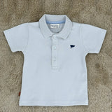 Polo Shirt Graublau mit Fahnen-Stickerei für Jungen