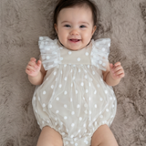 Verspielter Babybody Beige – Tüll & Punkte