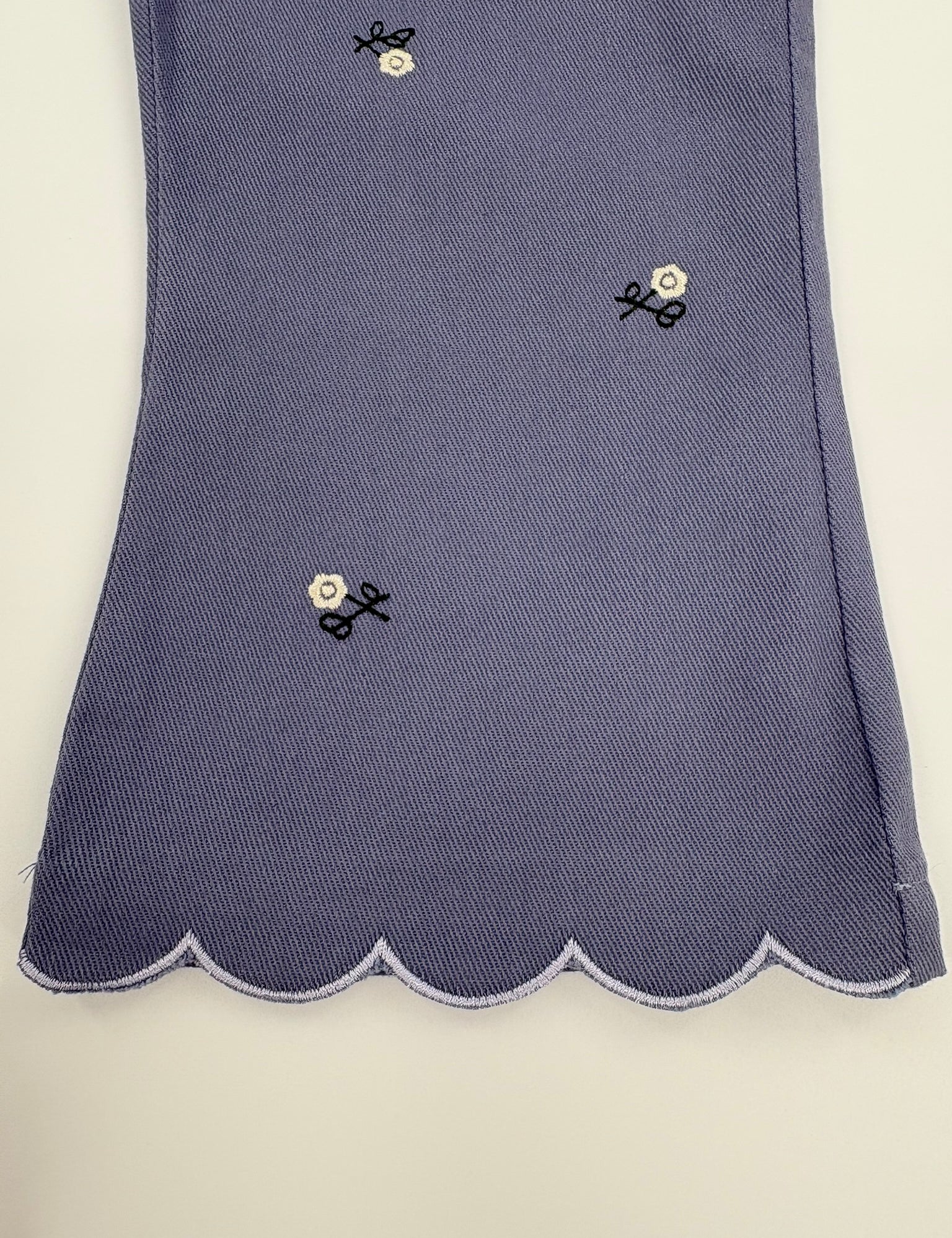Romy Hose Blau mit Blumenstickerei